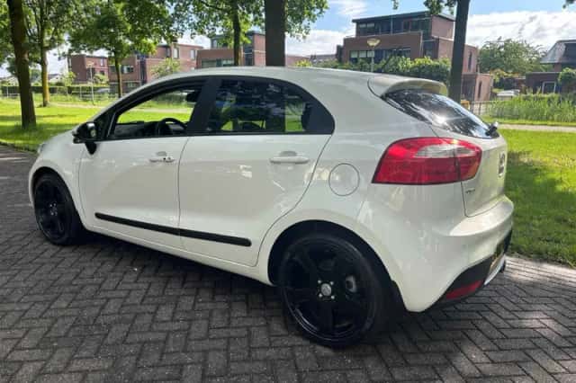 Kia Rio (2012) thumbnail 3