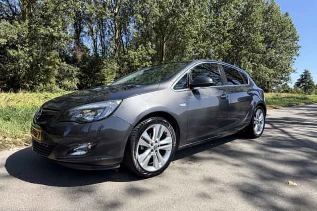 Opel Astra (2011) thumbnail 1