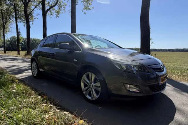 Opel Astra (2011) thumbnail 2