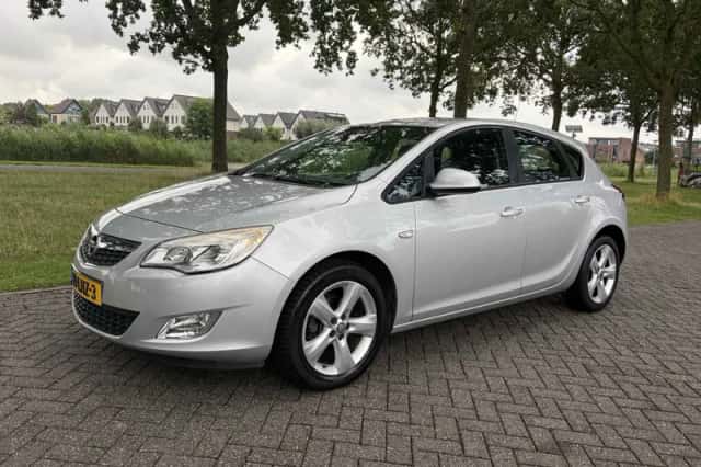 Opel Astra (2010) thumbnail 1