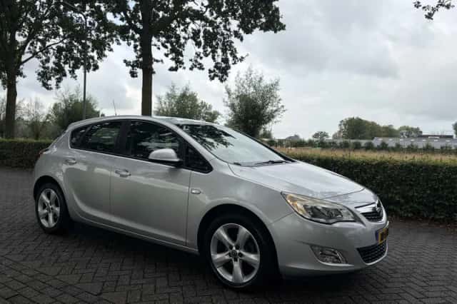 Opel Astra (2010) thumbnail 2