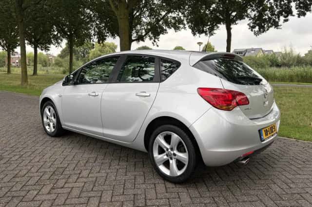 Opel Astra (2010) thumbnail 3