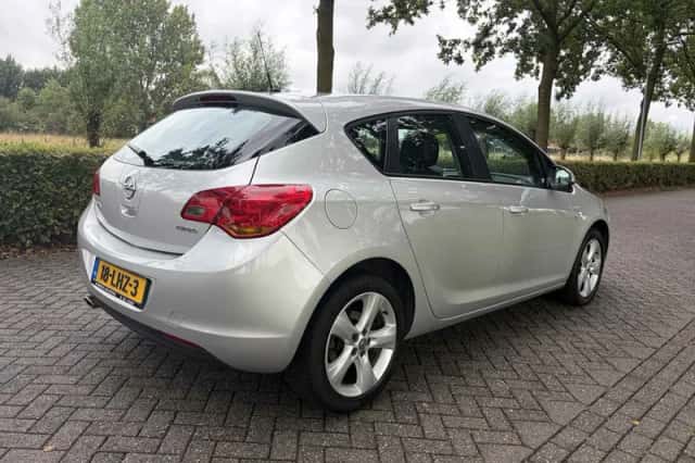 Opel Astra (2010) thumbnail 4