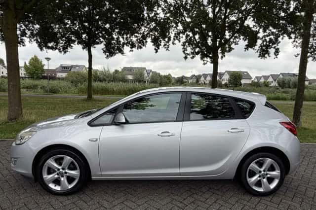 Opel Astra (2010) thumbnail 5