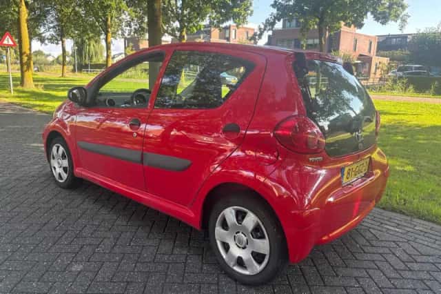 Toyota Aygo (2008) thumbnail 3