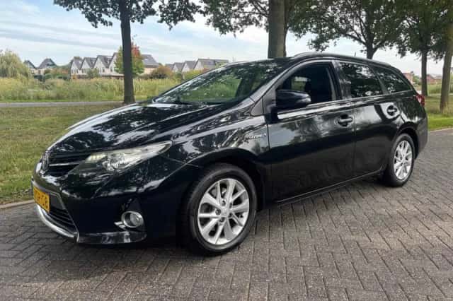 Toyota Auris (2014) thumbnail 1
