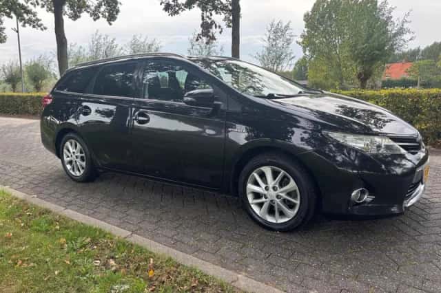 Toyota Auris (2014) thumbnail 2