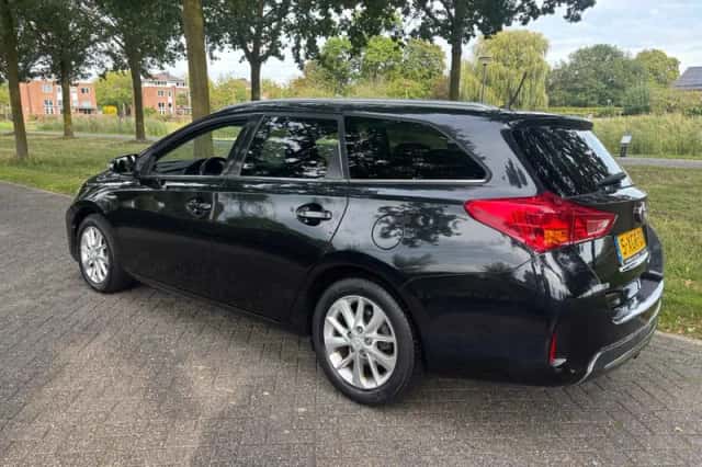 Toyota Auris (2014) thumbnail 3
