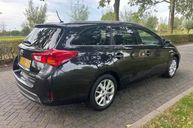 Toyota Auris (2014) thumbnail 4