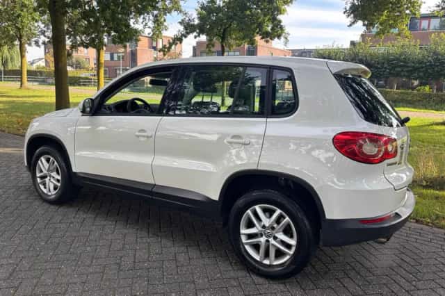 Volkswagen Tiguan (2009) thumbnail 3