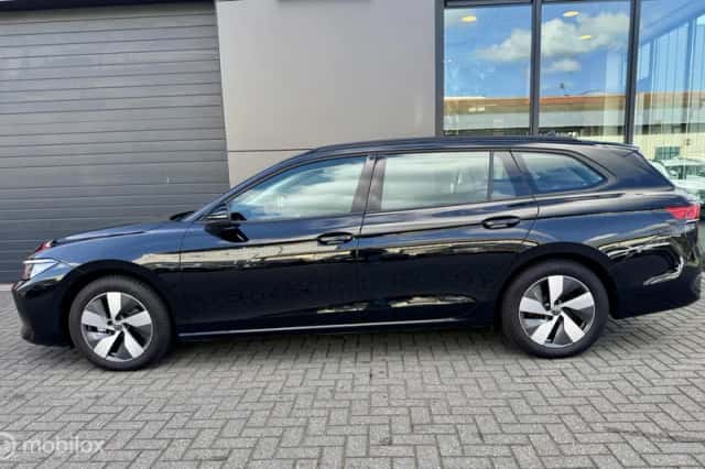 Volkswagen Passat (2024) thumbnail 3