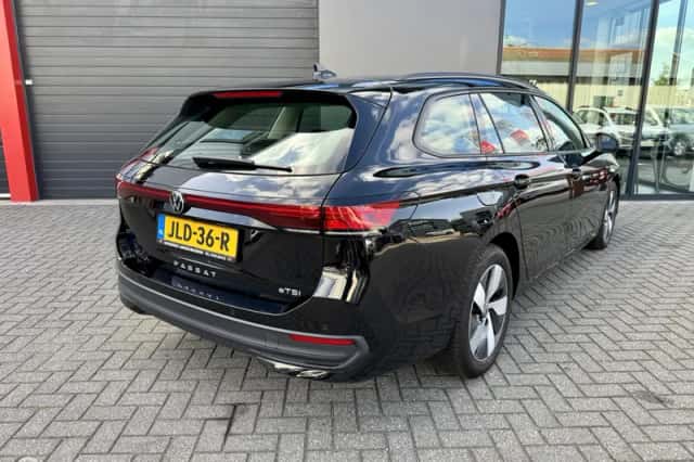Volkswagen Passat (2024) thumbnail 5