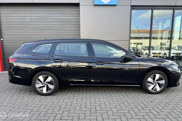 Volkswagen Passat (2024) thumbnail 6