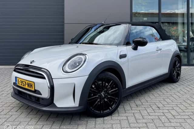 MINI Cabrio (2021) thumbnail 3