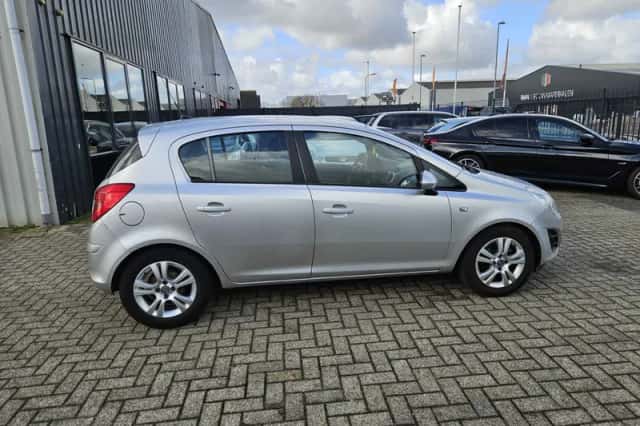 Opel Corsa (2012) thumbnail 4