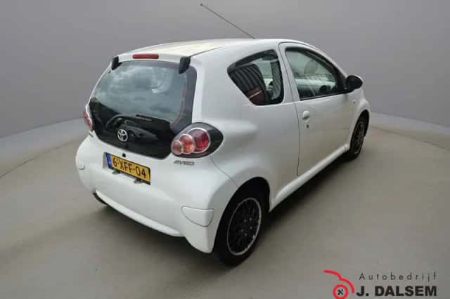 Toyota Aygo (2012) thumbnail 2