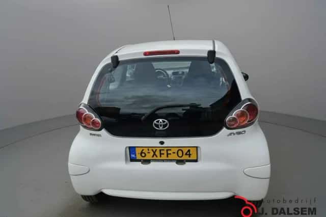 Toyota Aygo (2012) thumbnail 3