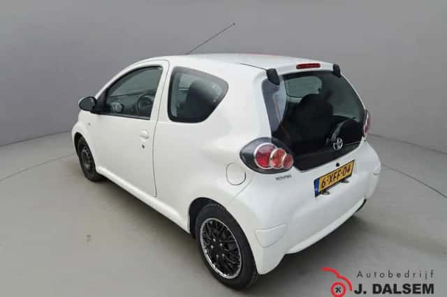 Toyota Aygo (2012) thumbnail 4