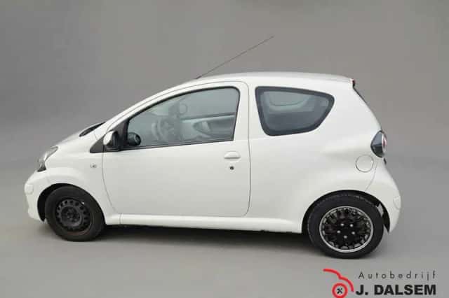 Toyota Aygo (2012) thumbnail 5