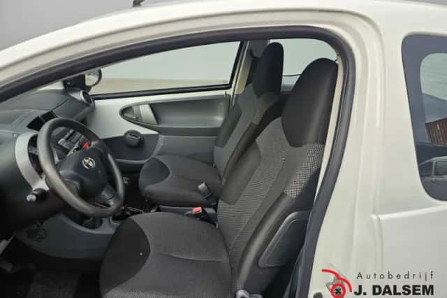 Toyota Aygo (2012) thumbnail 6