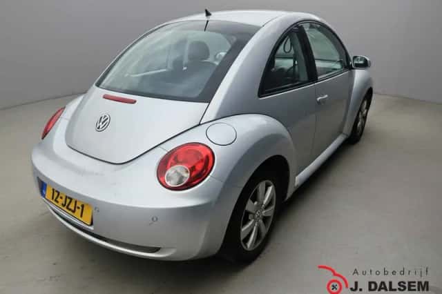 Volkswagen New Beetle (2007) thumbnail 4