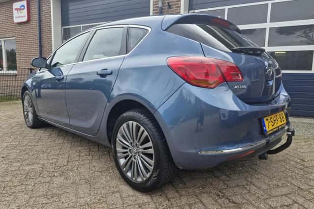 Opel Astra (2013) thumbnail 4