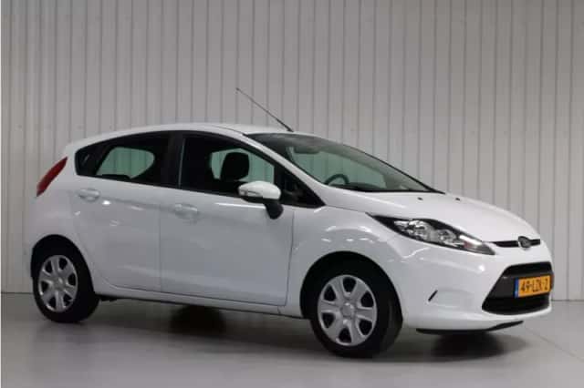 Ford Fiesta (2010) thumbnail 3