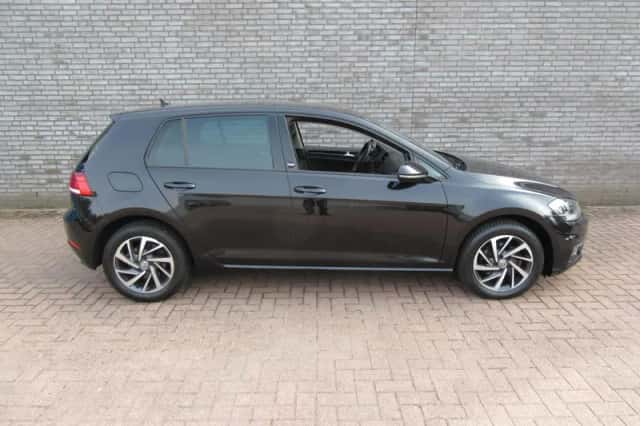 Volkswagen Golf (2018) thumbnail 2