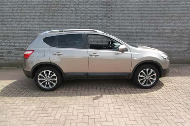 Nissan Qashqai (2010) thumbnail 2