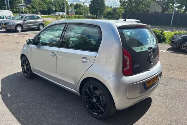 Volkswagen Up! (2015) thumbnail 3
