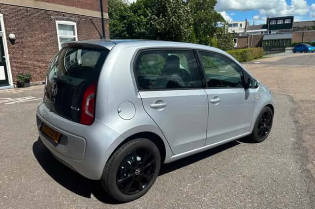 Volkswagen Up! (2015) thumbnail 4