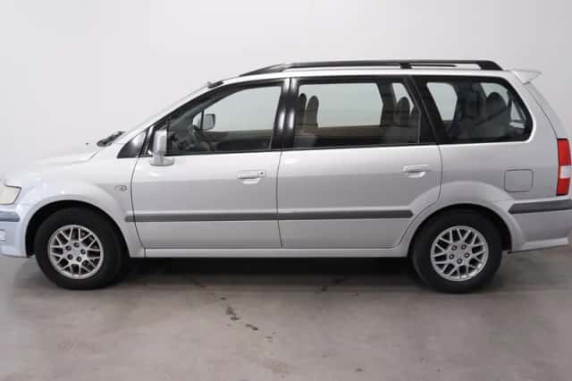 Mitsubishi Space Wagon (2003) thumbnail 3