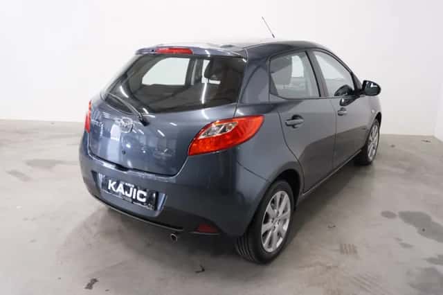 Mazda 2 (2011) thumbnail 2