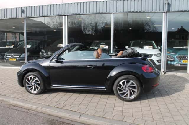 Volkswagen Beetle (2018) thumbnail 2