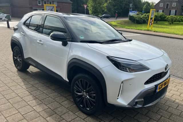 Toyota Yaris (2022) thumbnail 2