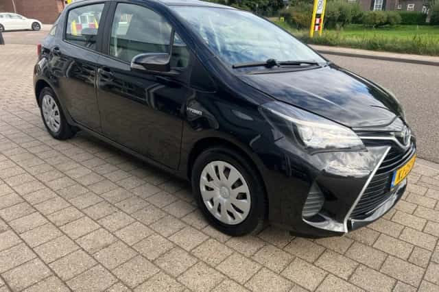 Toyota Yaris (2016) thumbnail 2
