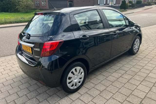 Toyota Yaris (2016) thumbnail 3