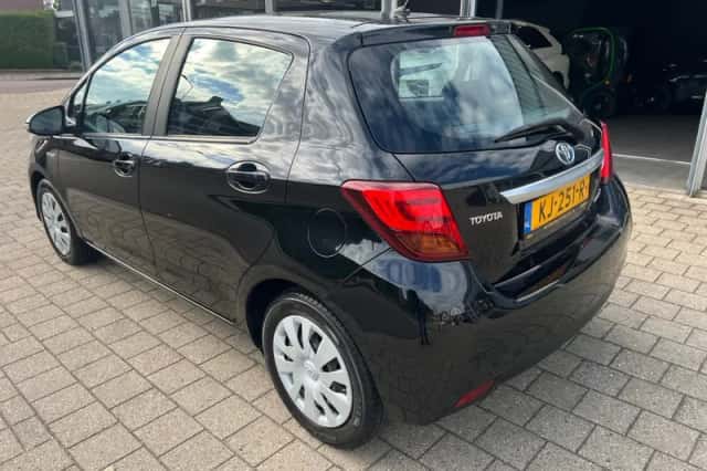 Toyota Yaris (2016) thumbnail 4