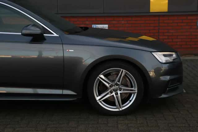 Audi A4 (2017) thumbnail 5