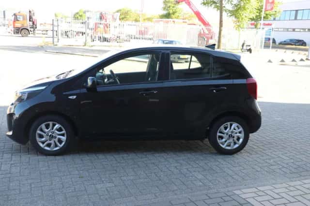 Kia Picanto (2023) thumbnail 3