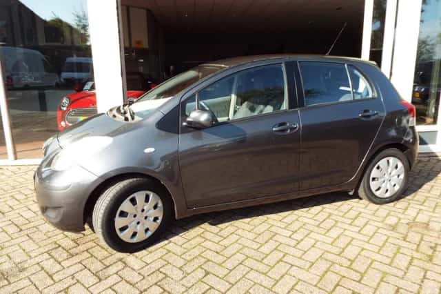 Toyota Yaris (2009) thumbnail 2