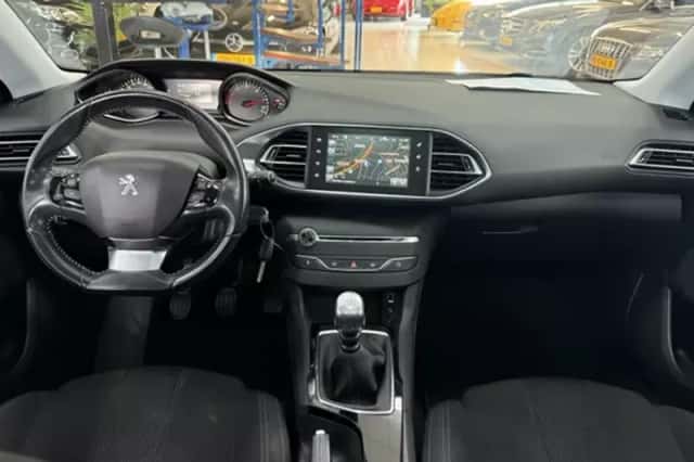Peugeot 308 (2014) thumbnail 4