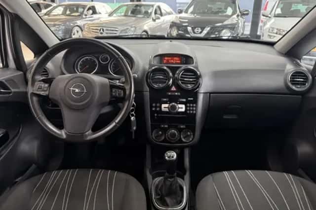 Opel Corsa (2010) thumbnail 4