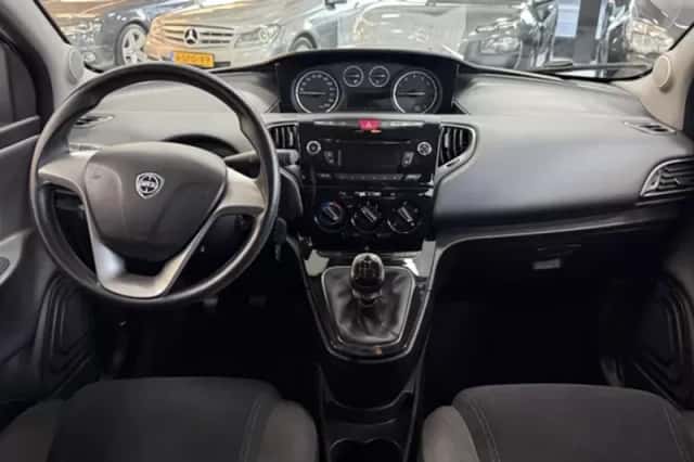 Lancia Ypsilon (2011) thumbnail 4
