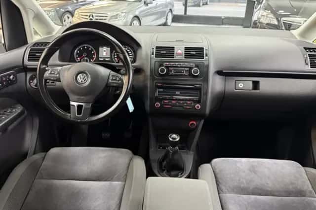 Volkswagen Touran (2011) thumbnail 4