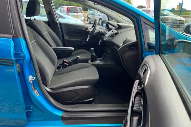 Ford Fiesta (2015) thumbnail 6