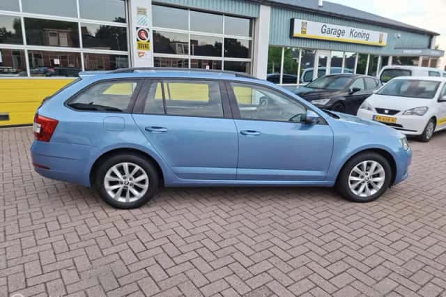 Škoda Octavia (2018) thumbnail 2