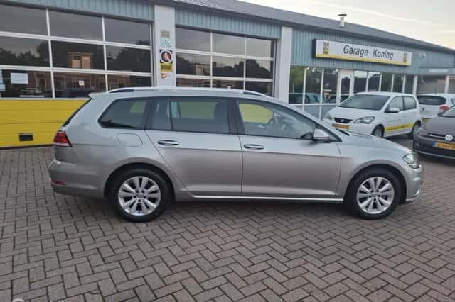 Volkswagen Golf (2020) thumbnail 2
