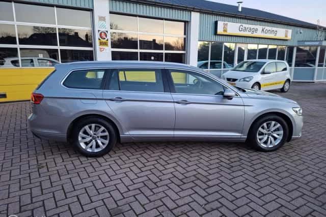Volkswagen Passat (2023) thumbnail 2