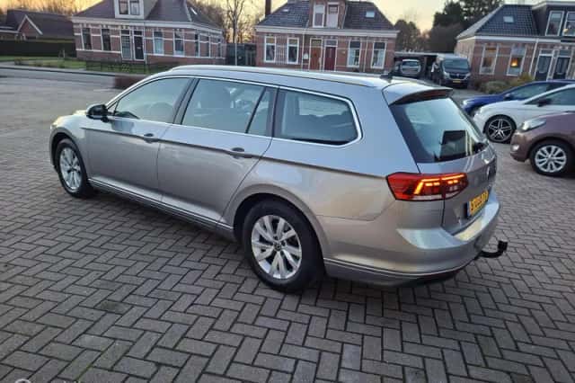 Volkswagen Passat (2023) thumbnail 5
